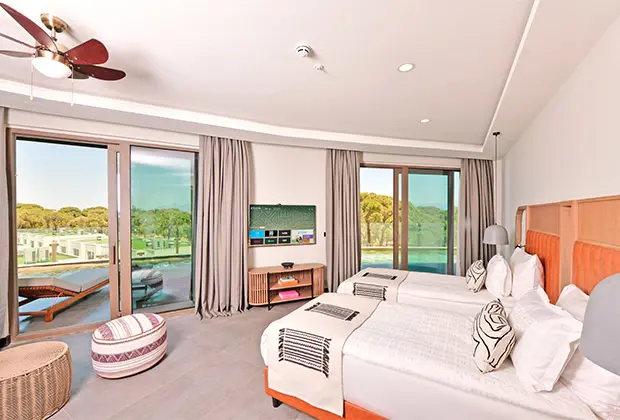 Corner Suite Swim Up